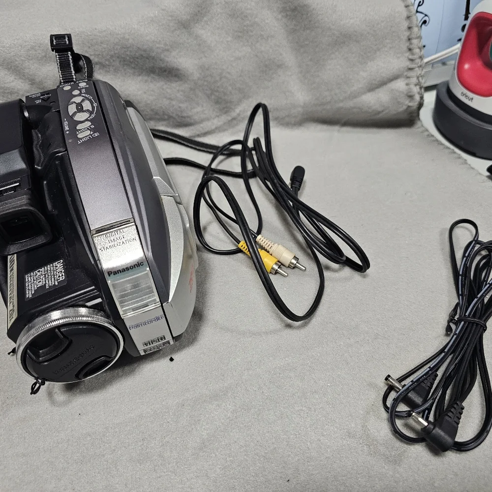 Vintage Quasar Palmcorder VHS Digital Camcorder. No Battery Untested